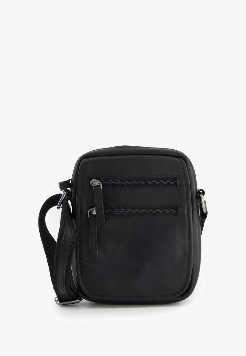 Černá kožená crossbody taška s dvěma předními zipovými kapsami, nastavitelným popruhem a hladkým povrchem. Čtvercový tvar a minimalistický design.