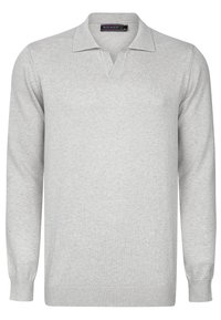 Suéter de polo de manga larga gris, hecho de un suave material de punto. Presenta un cuello plano y puños acanalados. Diseño simple sin patrones ni acentos.