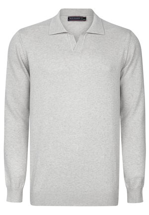 Suéter de polo de manga larga gris, hecho de un suave material de punto. Presenta un cuello plano y puños acanalados. Diseño simple sin patrones ni acentos.
