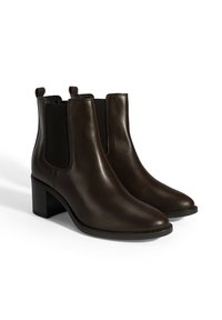 Braune Leder-Stiefeletten mit einem eleganten Design, runder Zehenform, elastischen Seitenpaneelen und einem niedrigen Blockabsatz. Glatte Textur mit minimalen Akzenten.