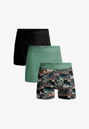 Trois boxers dans les coloris noir, vert uni et motif camouflage vert, avec ceintures de marque, empilés en diagonale sur un fond blanc.
