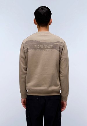 Felpa khaki con collo a giro, dotata di un pannello posteriore testurizzato e logo "NAPAPIJRI" in una stampa discreta. Polsini e orlo aderenti.