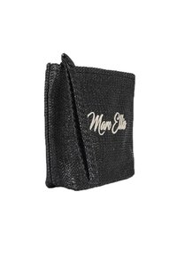 Schwarze Stoffbrieftasche mit strukturiertem Oberflächen, ausgestattet mit einer Seiten- tasche und dem geprägten "Marc Ellis"-Logo in Silber. Kompakte und rechteckige Form.