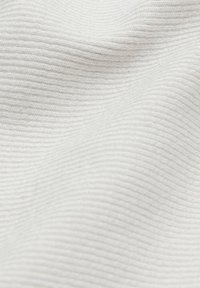 Gestructureerde witte stof met een ribbelpatroon, met subtiele variaties in toon en een zachte, gladde oppervlakte.