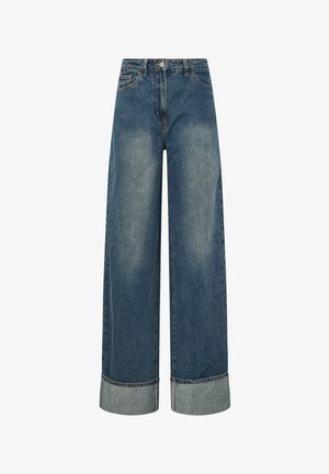 Weite Jeans aus Denim in Mittelblau mit ausgewaschenem Effekt. Mit klassischem Fünf-Taschen-Design und umgeschlagenem Saum. Strapazierfähiger, mittelschwerer Stoff.