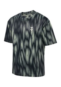 Kortärmad T-shirt i ett strukturerat, vågigt svart och grönt mönster. Har en rundad halsringning och en liten vit logotyp framtill.