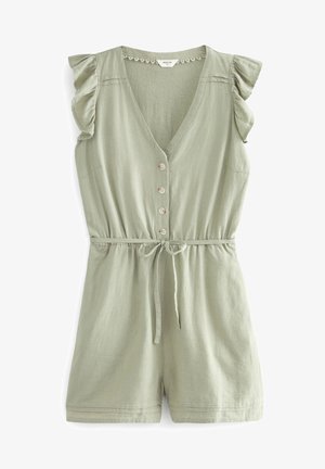 Rompers vert olive avec un décolleté en V, des manches volantes, des boutons sur le devant, une taille avec cordon de serrage et des jambes courtes. Associé à des sandales rayées noires et blanches.