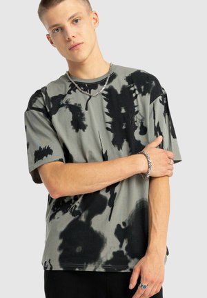 - T-shirt z nadrukiem