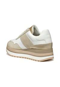 Sneaker bianco e beige con un mix di materiali lisci e scamosciati, caratterizzato da una suola spessa, dettagli testurizzati e un design a punta arrotondata.
