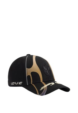 Zwarte baseballpet met gouden en zilveren abstracte strepen, een geborduurd embleem aan de voorkant en het woord "LOVE" gestikt aan de zijkant.