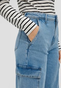 s.Oliver SURI RISE WIDE -TASCHEN - Flared Jeans - blau