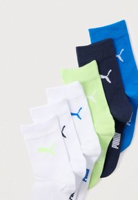 Cinco pares de calcetines en blanco, verde, azul marino y azul. Hechos de material suave con puños acanalados y detalles de logo en contraste.
