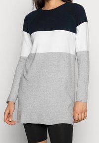 Maglione lavorato a maglia con strisce orizzontali blu navy, bianche e grigie. Collo rotondo, maniche lunghe e polsini a costine per un look aderente.