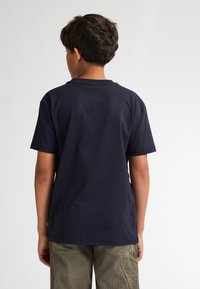 Marineblauw katoenen T-shirt met een ronde hals en korte mouwen, met een eenvoudig ontwerp zonder zichtbare logo's of patronen.