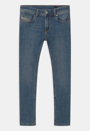 Niebieskie dżinsy z denimu o wąskim kroju, klasycznym fasonie z pięcioma kieszeniami i subtelnym blaknięciem. Zapięcie na metalowy guzik oraz szlufki na pasek.