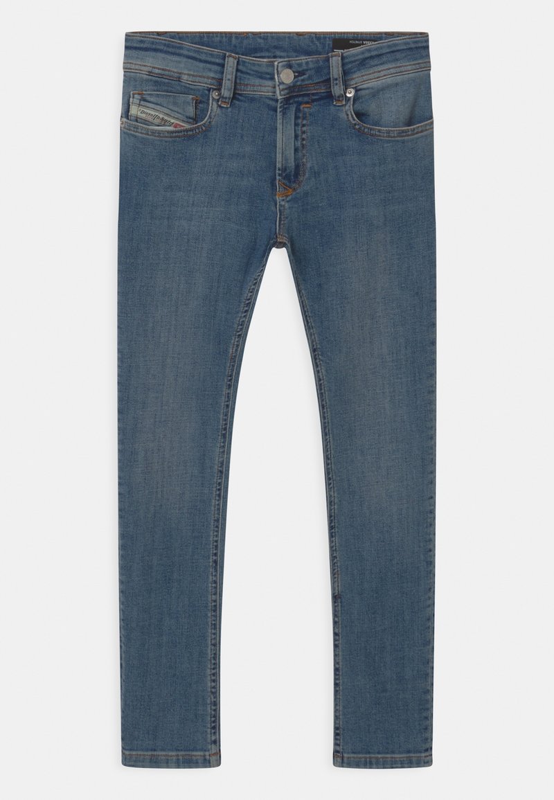 Jean en denim bleu à coupe slim, avec un design classique à cinq poches et un effet délavé subtil. Comprend une fermeture à bouton métallique et des passants pour ceinture.
