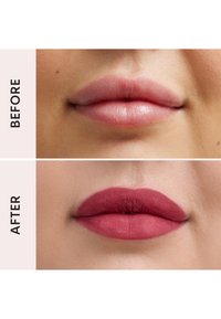 Prima e dopo in primo piano delle labbra; prima senza trucco, dopo con rossetto opaco color rosa mauve applicato in modo uniforme.