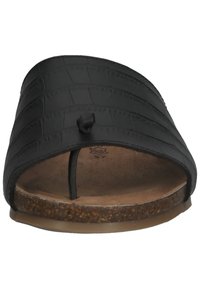 Sandalo scivolato in eco-pelle nera con un motivo in pelle di coccodrillo testurizzato, design con punta aperta e un plantare in sughero naturale. Suola piatta dallo stile minimalista.