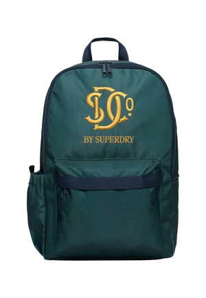 Mørkegrøn rygsæk med frontlynlåslomme og guldbroderet "JD Co BY SUPERDRY" logo, med polstret håndtag og sidestol til flaske.
