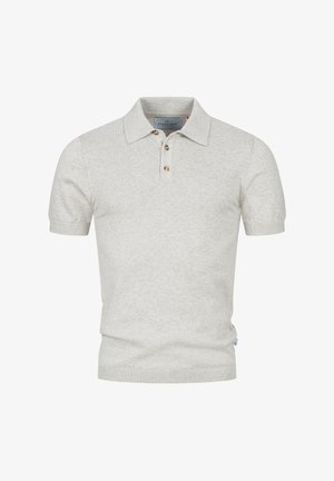 Világosszürke, rövid ujjú pólóing, puha kötött anyagból készült. Gallérral, három gombos sliccel és bordázott mandzsettákkal rendelkezik.