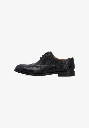 Zwarte leren herenschoenen wingtip brogue met gesloten veters en lage hak, in profiel weergegeven tegen een witte achtergrond.
