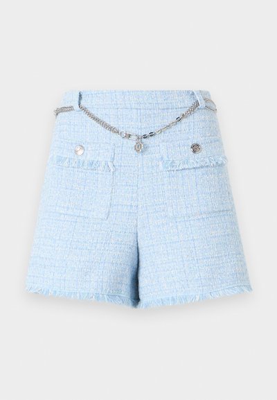 Pantalones cortos de tweed azules con acabado deshilachado, que cuentan con dos bolsillos frontales y un cinturón de cadena plateado. Tejido texturizado con variación de color en su tejido.