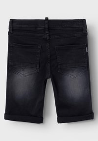 Pantalones cortos de mezclilla negra con dobladillo enrollado, que cuentan con dos bolsillos traseros y un sutil desgastado para mayor textura. Logotipo de la marca grabado en la cinturilla.