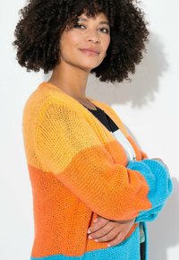 Cardigan a maglia con un design gradient in arancione e blu, con una vestibilità ampia e apertura frontale, che mette in mostra un filato testurizzato.