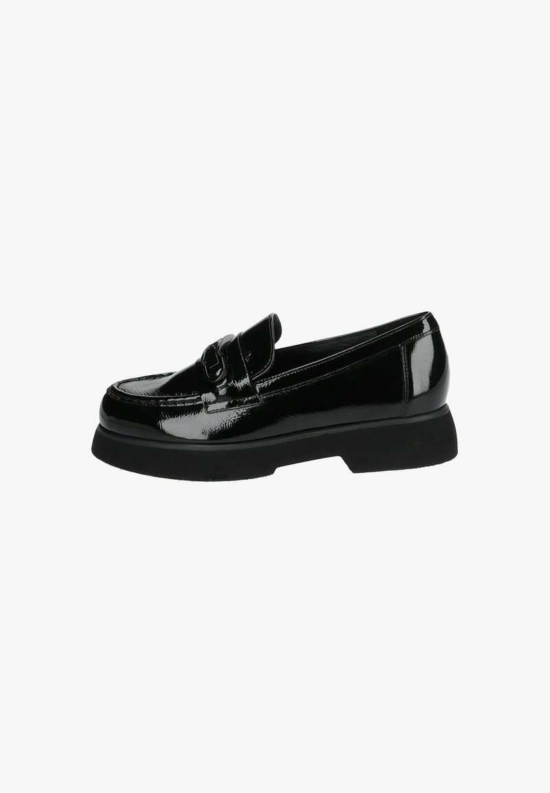 Mocassin en cuir noir brillant avec semelle épaisse noire et bride décorative à boucle sur le dessus, vue de côté.