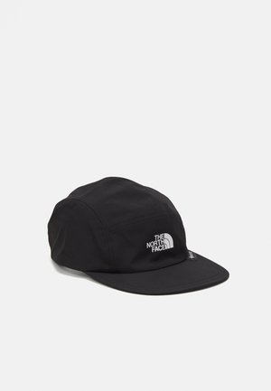 Boné preto feito de tecido leve, com aba curvada e um logotipo branco de "The North Face" na frente. Detalhes de costura presentes.