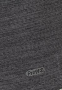 Textil de color gris oscuro con una sutil textura jaspeada. Presenta una etiqueta de logo "ProW=B" visible en un color contrastante cerca de la parte inferior.