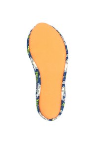 Fußbett mit einer orangen Schaumsohle und einem blauen Stoffrand, der ein Hai-Muster aufweist. Die Oberfläche ist strukturiert für Halt und Komfort.
