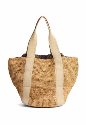 Gevlochten stro draagtasje met brede beige stoffen handvatten die langs de zijkanten doorlopen, open bovenkant en een zachte, flexibele structuur.