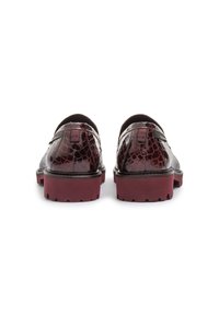 Scarpe in pelle bordeaux con una texture a motivo coccodrillo embossato. Suole in gomma spessa, con un colore borgogna a contrasto.