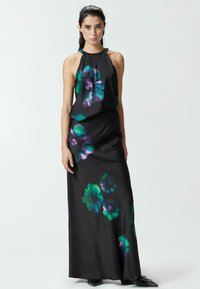 Crna satenska haljina s halter izrezom, koja sadrži živopisne cvjetne uzorke u zelenoj i ljubičastoj boji. Glatka tekstura s punom dužinom.