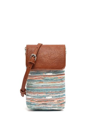 Malá kabelka přes rameno s hnědým koženým klopou s texturou a nastavitelným popruhem, s tělem z vícebarevné látky s horizontálním pruhováním.