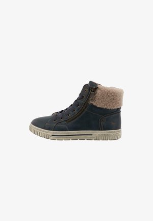 Sneaker alta in pelle blu navy con colletto in finta pelliccia beige, chiusura con zip e suola in gomma bianca testurizzata con accenti marrone chiaro.