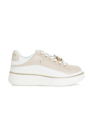 Beige leren en witte textiele sneaker met een dikke witte zool, gouden accenten en decoratieve details aan de zijkant. Voorzien van klassieke veters.