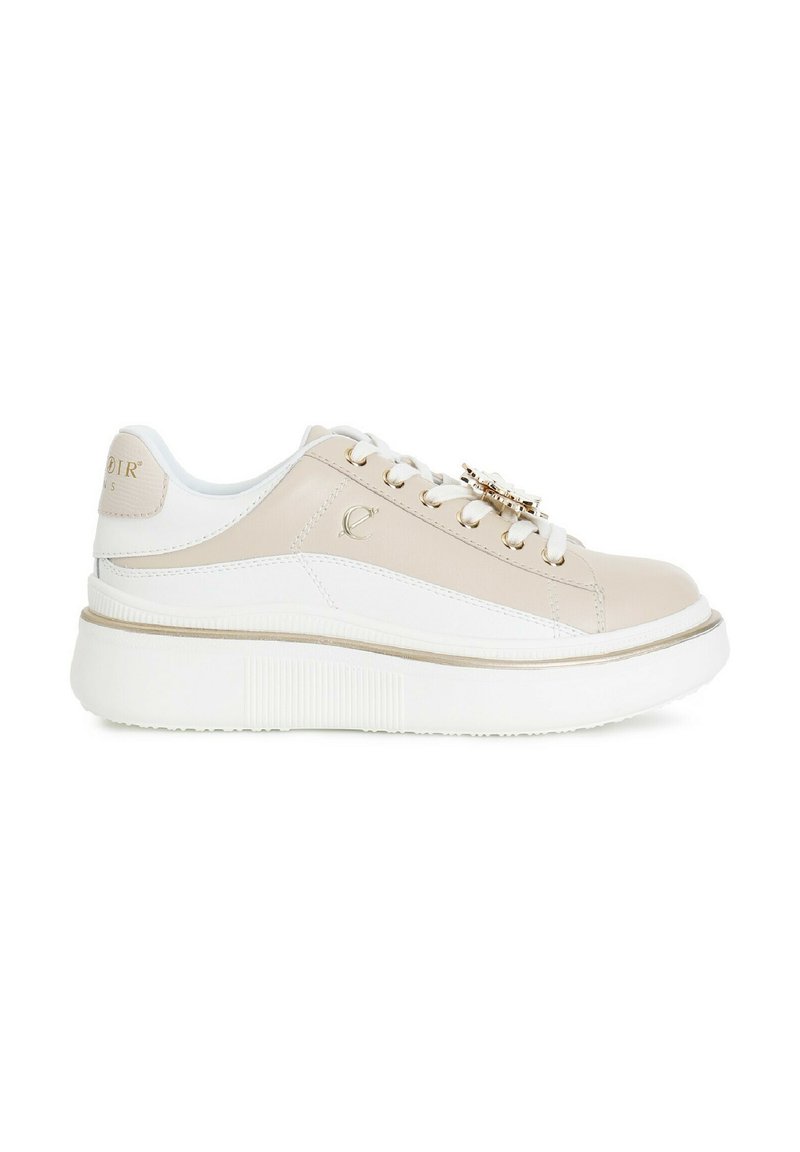 Sneaker in pelle beige e tessuto bianco con suola spessa bianca, accento dorato e dettagli decorativi sul lato. Presenta lacci classici.