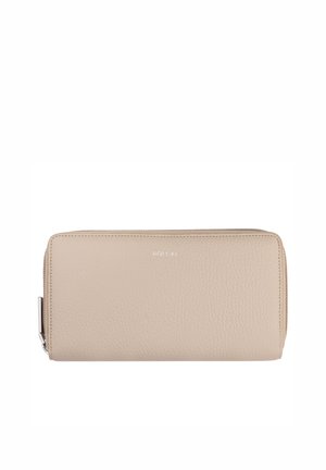 Beige Lederbörse mit strukturierter Oberfläche, Reißverschluss und Hardware in Silberfarbe. Mit einem prägenden Logo auf der Vorderseite.
