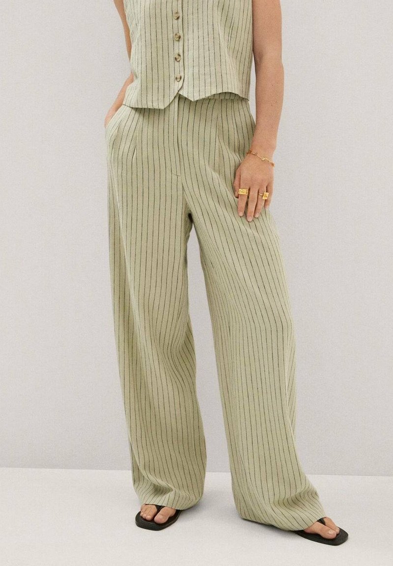 Jasnozielony, pionowo paskowany dwuczęściowy strój z bezrękawą bluzką na guziki i szerokimi spodniami. Miękka tkanina, luźny krój.