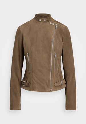 Giubbotto motociclista in camoscio marrone con colletto alto, zip asimmetrica, due tasche laterali con zip e dettagli con fibbia in vita.