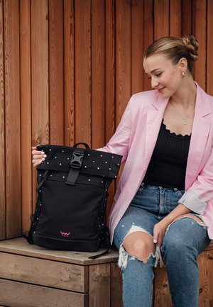 Černý rolovací batoh s vícero barevnými tečkami, vyrobený z odolného materiálu. Obsahuje zapínání na přezku a polstrované ramenní popruhy.