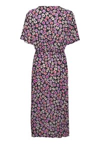 Robe fleurie à manches courtes, fond noir, ornée de fleurs violettes, roses et blanches. Taille cintrée avec ceinture, longueur au genou, tissu léger.