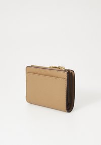 Cartera de cuero marrón con un acabado texturizado, que cuenta con un compartimento con cremallera y ranuras para tarjetas en un lado. Diseño rectangular compacto.
