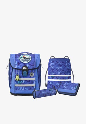 Juego de mochila azul con patrón de camuflaje, que consiste en una mochila principal, una bolsa de cordón, un estuche y una cartera con cremallera.