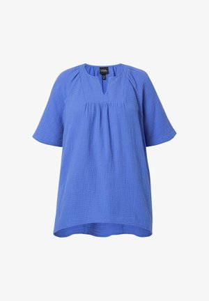 Blå bluse med korte ærmer og løs pasform lavet i tekstureret stof, rund halsudskæring med frontslids og subtile plisseringer under bærestykket.