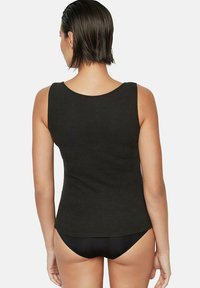 Zwarte tanktop met een gladde katoenen textuur, voorzien van een ronde halslijn en een mouwloos ontwerp. Strakke lijnen en een licht getailleerde pasvorm.