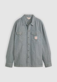 Gestreepte overhemden in blauw en wit, met een kraag, twee borstzakken en een klein label. Gemaakt van lichtgewicht stof.