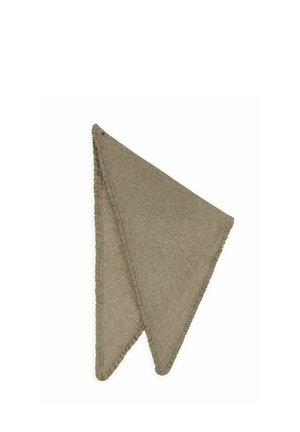 Foulard triangulaire vert olive doux aux bords subtilement frangés, plié pour montrer la texture et la forme sur fond blanc.